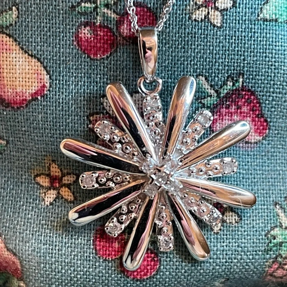 Elegant Vintage 10K White Gold Starburst Necklace - Picture 1 of 5